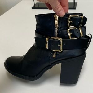 Divided ankle booties. Size 6, only worn. A couple times.